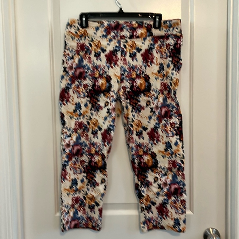Studio West Floral Capris in Cream, Burgundy & Blue